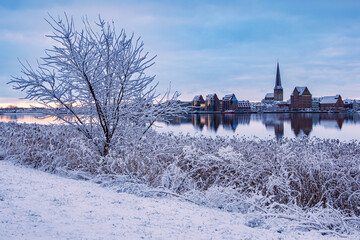 Blick über die Warnow auf die Hansestadt Rostock im Winter.