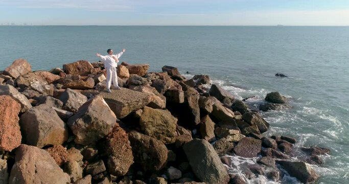 Mujer senior adlib de blanco en postura en cruz y ojos cerrados en espig&oacute;n