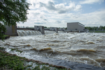 Hochwasser an Staustufe bei einem Elektrizitätswerk - alle Schleusen sind offen und der Fluß ist...