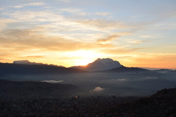 Panorama de la ciudad con un hermoso alba, La Paz Bolivia. 
