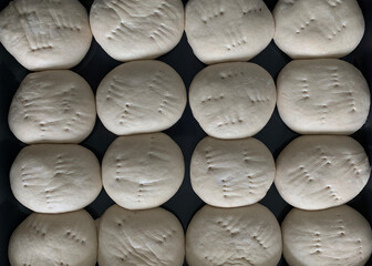 Masa Pan amasado en lata de horno con luz natural (Bollos - pan casero)