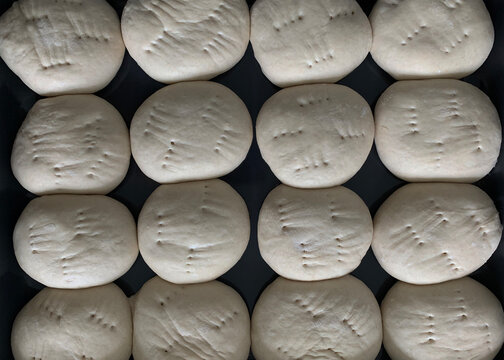 Masa Pan amasado en lata de horno con luz natural (Bollos - pan casero)