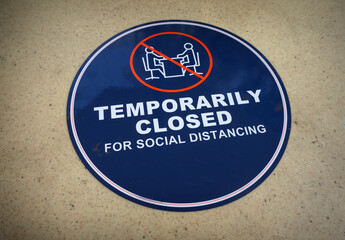 Obraz premium Table closed for social distancing sign