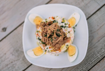 Racion de ensaladilla rusa con atun y huevo