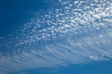 Nubes Cirrocumulos en el Parque Natural Sierra de Andújar, Jaen, Andalucía, España