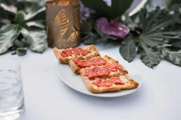 Plato de tipicas tostaadas catalanas con tomate