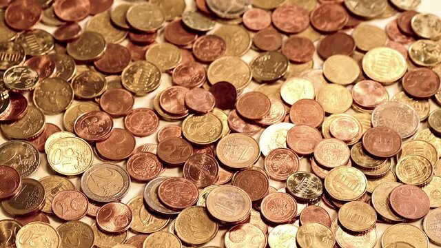 Euromünzen Währung Kleingeld auf einem Drehteller