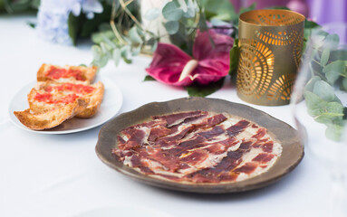 Plato de jamón ibérico presentado en boda.