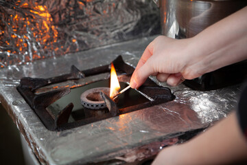 Hand lights gas burner with match