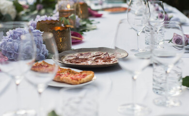 Plato de jamón ibérico presentado en boda.