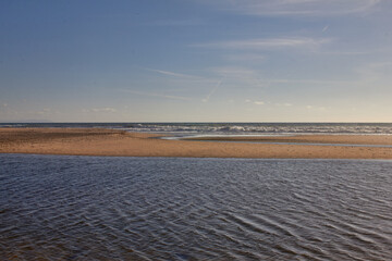 Obraz premium Scenic view of river and beach in evening