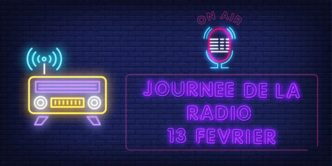 affiche sur la journée de la radio le 13 février en violet dans un rectangle avec un micro et un poste de radio sur un fond en brique bleu marine 