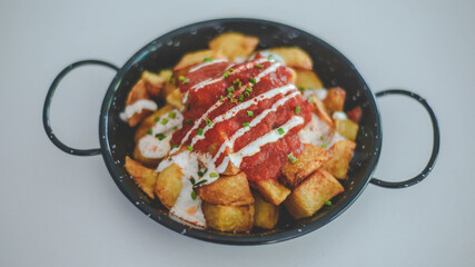 Ración de patatas bravas españolas con salsa picante