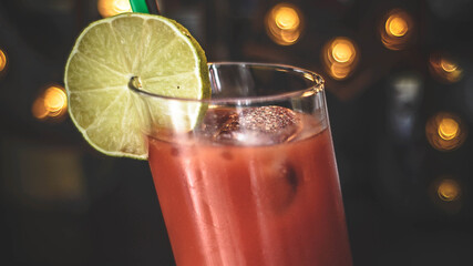 Cocktail de vodka con zumo de tomate