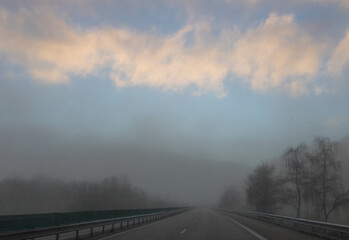 autoroute dans le brouillard avec aucune voiture