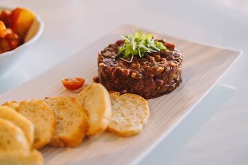 Tartare de carne de buey cruda y especiada tipica de Rusia
