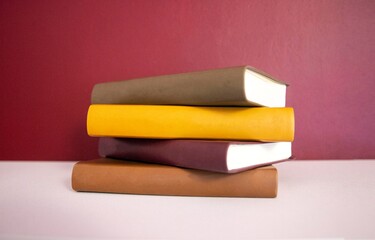 Pile de livres - fond rouge