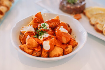 Ración de patatas bravas españolas con salsa picante