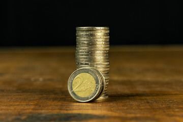columna de monedas de euro y dos euros reflejo de la crisis económica mundial a raíz del covid
