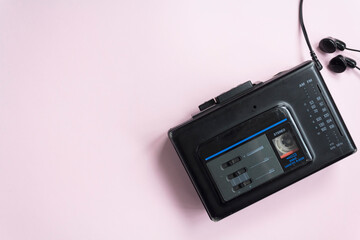 Top view of old walkman on pink background with copy space - obrazy, fototapety, plakaty