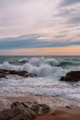 Paisaje con olas y arena en una playa de la costa brava.
