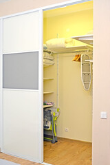 Dressing room in the niche of living space