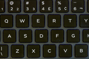 Pedaço de teclado qwerty padrão ABNT2 com poeira
