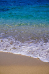 Clear turquoise water / Hawaii wave