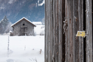 Holzhütten in verschneiter Landschaft