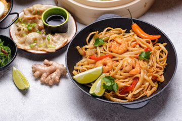Thay stir fry noodles with shrimps