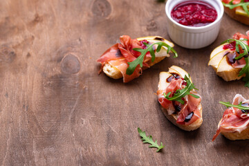 Toasts with pear and prosciutto