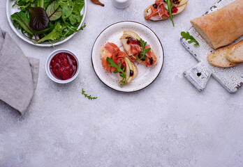 Toasts with pear and prosciutto