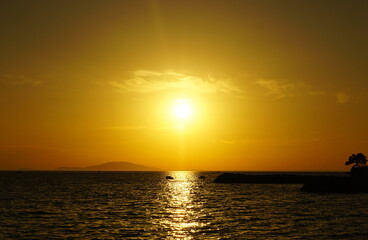 Fototapeta na wymiar Beautiful golden and beige color tone sunset on a seaside