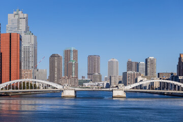 Fototapeta na wymiar 隅田川に架かる勝鬨橋を下流から見る