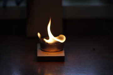 duży  płomień   małej  świeczki  wieczorową  porą - 410009383