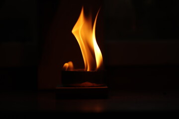 duży  płomień   małej  świecy  wieczorową  porą - 410009732