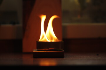 wielki  płomień  małej  świeczki  na  stole  w  kuchni - 410009794