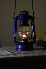 stara  lampa  naftowa  na  stole  w  pokoju
