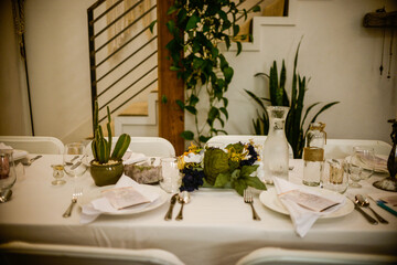 Minimal dinner party table setting 