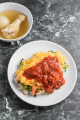 トマトソースのオムライス