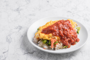 トマトソースのオムライス