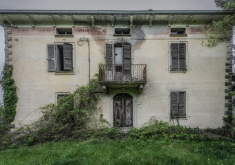 Fototapeta na wymiar Old abandoned building