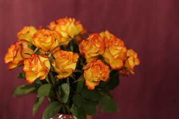 Gelbe Rote Blumen für Valentins 