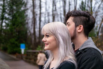 橋の上で男性が女性を抱きしめて景色を楽しむ