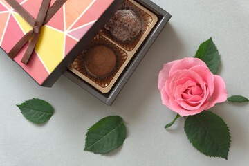 A rose and chocolate. Valentine, sweets, chocolate, cacao, etc.　バラとチョコレート。バレンタイン、スイーツ、チョコレート、カカオなど