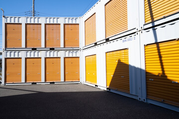 カラフルなトランクルーム/黄色いセルフストレージ/オレンジ色の貸倉庫/