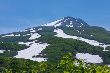 Fototapeta premium 初夏の残雪の鳥海山を望む