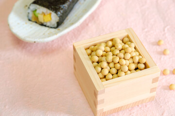 枡に入った大豆と恵方巻　節分