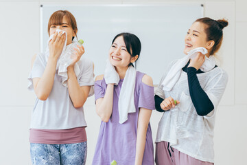 スポーツジムで談笑する女性たち
