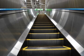 上りエスカレーター（利用者目線）/An ascending escalator at station in Japan